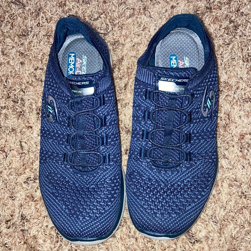 Sketchers sporty tennis shoes